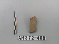 藏品(灰褐色夾砂陶片)的圖片